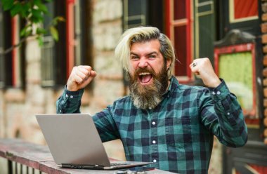 Borsa simsarı. İnternet işi. Çevrimiçi girişimci dışarıda çalışıyor. Adam dizüstü bilgisayarla meşgul. İş adamı dizüstü bilgisayar terası. Online eğitim. İnternette sörf yapmak. Modern iletişim. Riskli alışveriş