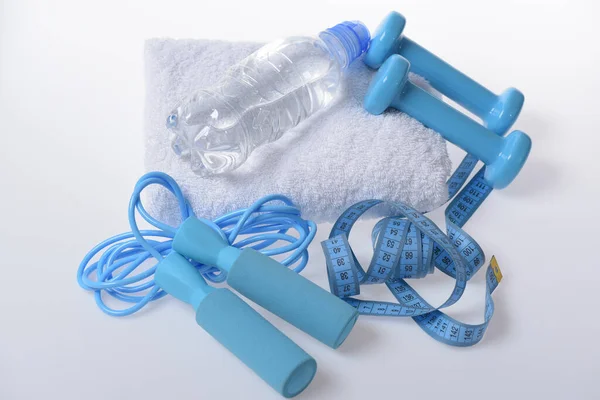 Symbole für Gesundheit und Fitness. Springseil, Wasserflasche, Hanteln — Stockfoto