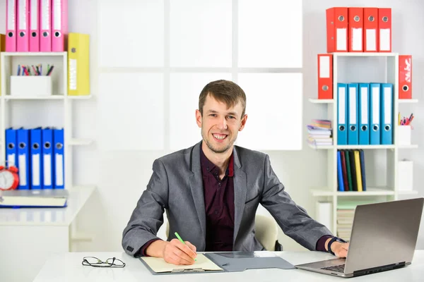 Le client est le premier. manager masculin travaille sur ordinateur portable. Homme occupé dans un lieu de travail moderne. patron ou employé. être secrétaire professionnel. qualifié et réussi PDG. jeune homme d'affaires travaillant au bureau — Photo