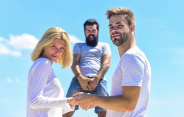 Aşk üçgeni. Kıskançlık hissi. Kıskançlığı olumsuz etkiliyor. İhanet ve boşanma. Kıskanç eş. Aile psikolojisi. İlişki hedefleri. İnsan ilişkilerinde hayal kırıklığına uğradım. Ayrılın. Acı çekmek için sebep