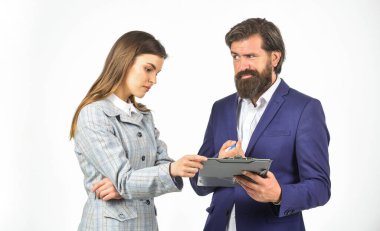 İş yerinde iletişim. Bazen ortaklık zordur. İş konsepti. Başarılı bir ortaklık. Birkaç iş görüşmesi. Çatışma ve rekabet. Riskli bir anlaşma. Ofis belgesi olan kadın ve erkek.