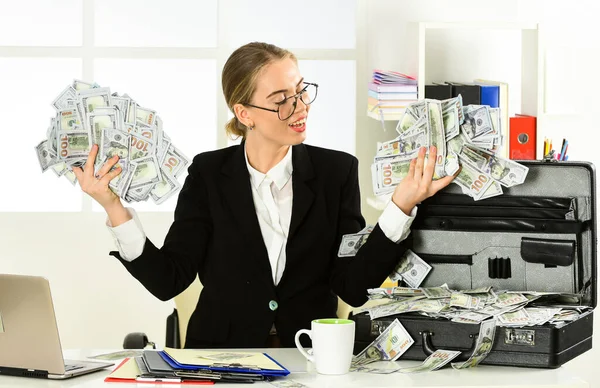 Ganancias a gran escala. bolsa de cuero corporativo. mujer sexy con el caso en la estación de trabajo. felicidad y éxito. Empresaria sosteniendo maletín. maleta con dinero. Buen trato. la vida moderna y los negocios —  Fotos de Stock