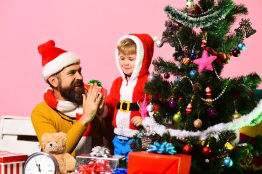 Mutlu yüzlü çocuk ve adam çak bir beşlik