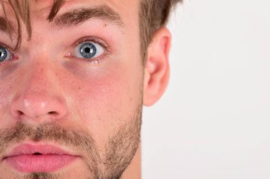 Mavi gözlü maço, açık, yakın plan. Tüylü adam.