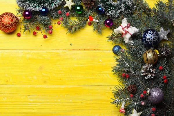 Decoraciones de Navidad sobre fondo de textura de madera amarilla —  Fotos de Stock