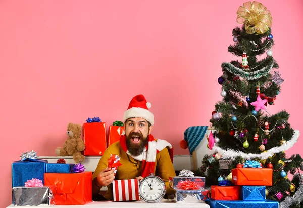 Le Père Noël tient une boîte cadeau. Homme avec barbe et visage heureux — Photo