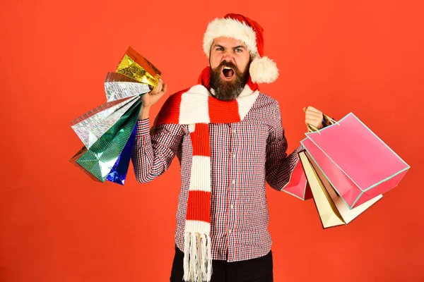 Uomo o hipster shopper in cappello rosso con shopping bags — Foto Stock
