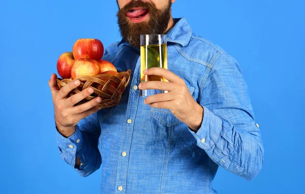 Uomo con barba tiene ciotola di frutta e succo di frutta — Foto Stock