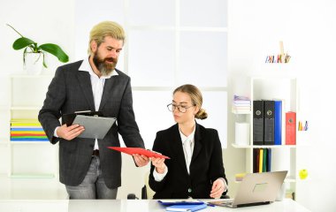 Önemli pazarlıklar. Muhasebeci ya da sekreter. Patron ve amir çalışıyor. cinsel taciz. Erkek patron ve sekreteri. Ofis çifti iş konuşuyor. modern ofis hayatı