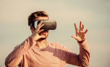 VR iletişimi. Adam VR gökyüzü geçmişini araştırıyor. VR teknolojisi ve gelecek. Heyecan verici izlenimler. Oyun ve eğlence. Dijital yüzey ile etkileşim. Jest kontrolü. 3d görselleştirme