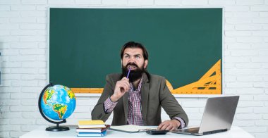 Adam okul sınavını ve eğitimi geçerken not defterinde düşünüyor ve yazıyor.