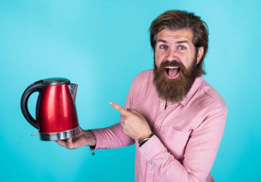 Şuraya bak. İyi kalite. Sakallı, çay içen olgun bir hippi. Elektrikli su ısıtıcısı olan vahşi bir adam. Gününü ısıt. Sakallı adam. Sıcak içecek iç. Mutfak aletlerini sunuyorum.