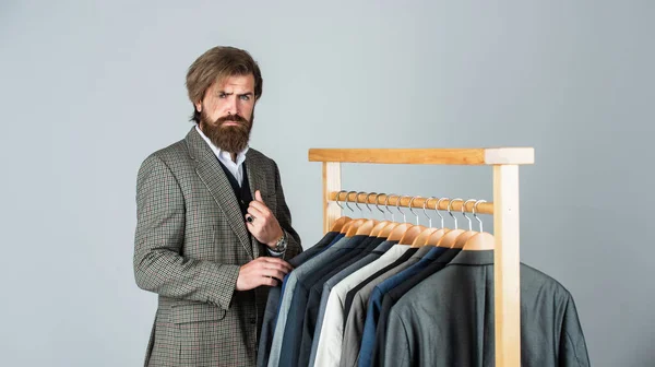 洋服屋のビジネスマンハンサムな男が服を選ぶ、メンズウェアの概念 — ストック写真