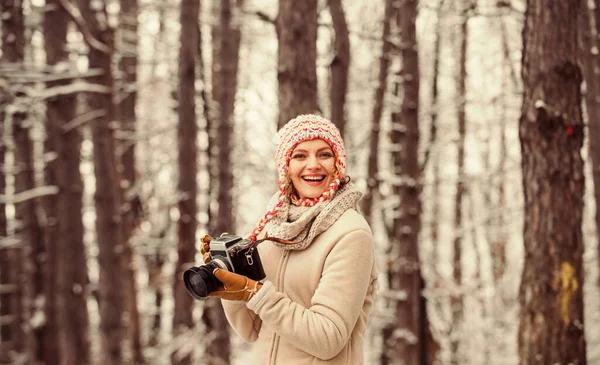 Bonne touriste en hiver. photographe professionnel en plein air en hiver. femme utiliser un appareil photo vintage. passe temps en plein air dans la journée d'hiver. admirer le paysage de montagne d'hiver — Photo