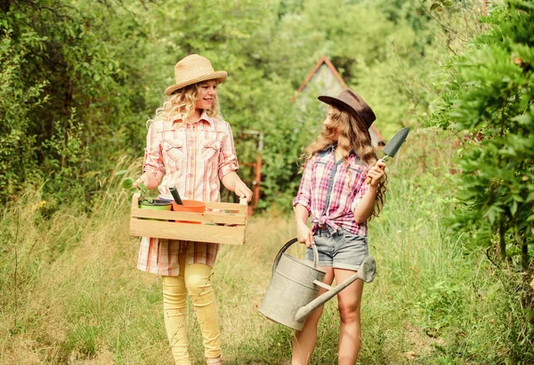 As plantas precisam de bons cuidados. crianças segurar ferramentas de jardinagem. meninas pequenas agricultor na aldeia. ecologia e protecção do ambiente. Dia da Terra. fazenda da família de verão. agricultura e agricultura. primavera lado do país — Fotografia de Stock