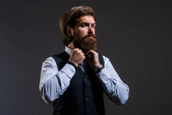 Чоловік красивий бородатий бізнесмен стильний офіційний одяг, концепція чоловічого одягу — стокове фото