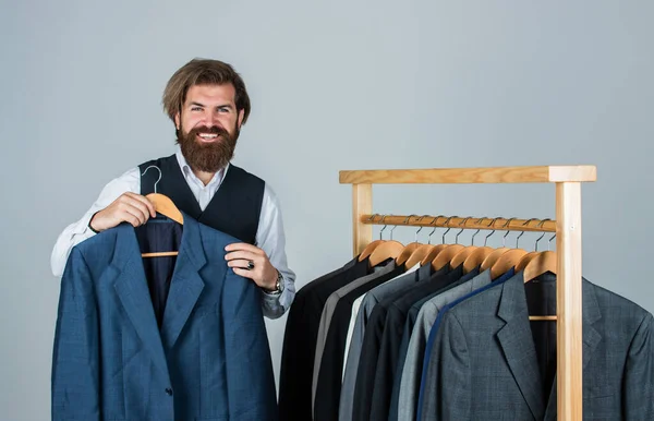 Uomo barbuto collezionista abiti vintage che mostrano abito formale, concetto giacca di tweed — Foto Stock