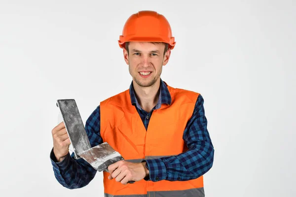 Mann Gipser mit Werkzeug trägt schützenden Hut, vorübergehende Erlaubnis zur Arbeit Konzept — Stockfoto