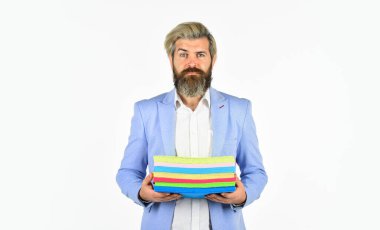 İş adamı paçavrayı hissetti. Renkli toz bezi. Keçeli kumaşlı adam. El yapımı için numdah ya da numnah. Tasarım konsepti. Renkli kağıt yığını. El yapımı ürünler üretiyor. zanaat için kumaş