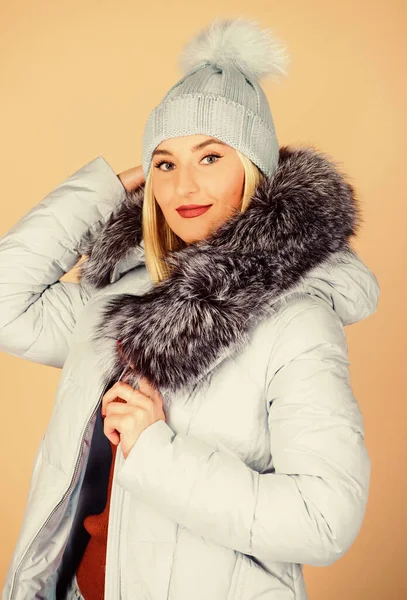 Isınıyorum. Sıradan bir kışlık ceket daha şık, daha rahat özellikleri var. Kadın modası. Kıyafet dükkanı. İnternetten al. Rahatlaman için tasarlandı. Moda kızı kışlık giysileri. Moda modası. Moda ceketi. — Stok fotoğraf