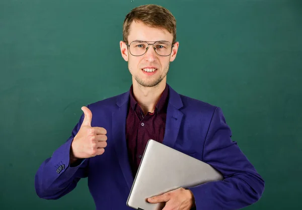 Concepto de educación moderna. joven pero hábil hombre de negocios. típico oficinista. hombre usar gafas y chaqueta. de vuelta a la escuela. profesora universitaria en pizarra. estudio del estudiante en el ordenador portátil — Foto de Stock