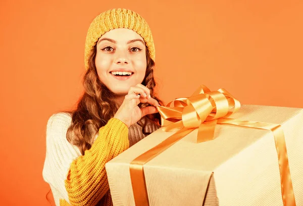 Concepto de intriga. Bastante adolescente maquillaje cara peinado rizado. Un regalo generoso. Idea de celebración de cumpleaños. Tradición de cumpleaños. Niña de moda usar sombrero de punto y suéter. Sorpresa de cumpleaños —  Fotos de Stock