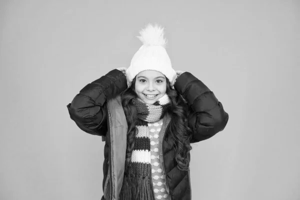 Compras da estação fria. Criança de casaco quente acolchoado. Moda sazonal. Boas férias de inverno. Moda menina roupas de inverno. Tendência moda. O miúdo usa chapéu e casaco de fundo azul. Esportes de inverno — Fotografia de Stock