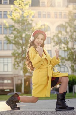 Harika bir ses. Kulaklık takan şehir geçmişi olan bir kız. Stereo sesi. Sonbahar çocuk kıyafetleri müziğin tadını çıkarıyor. Müzik dinleyen küçük kız en sevdiği şarkının tadını çıkarıyor. Sadece iyi titreşimler.