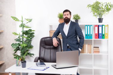 Ofise dönüyoruz. Adam covid-19 'dan sonra işyerine dönüyor.