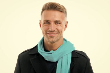 İşte şık bir adam böyle görünür. Beyazlar içinde mutlu bir adam. Yakışıklı adam moda aksesuarlarıyla gülümsüyor. Tıraşsız bıyıklı ve şık saç tıraşlı beyaz, olgun bir adam. Sonbahar modası