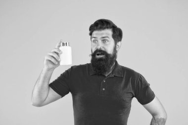 Sağlık söz konusu. Sağlık hizmetleri. Hippi plastik kap tutar. Vitamin kompleksi. Yakışıklı sakallı adam ilaç alıyor. Yan etkiler. İlaç konsepti. Erkek sağlığı için gıda katkı maddeleri