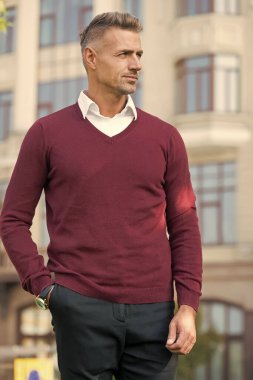 Lüks tasarım giysileri. Moda dükkanı. Çekici, olgun bir adam. Gri saçlı ve kıllı, olgun bir adam. İş için moda kıyafeti. Modaya uygun bir iş adamı. Moda adamı kıyafetlerini gösteriyor.