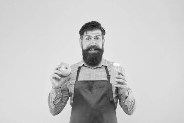 Taze vitamin dağıtıyorum. Hipster içeceği. Taze meyve suyu. Meyve suyu sıkıyorum. Erkek sakallı şef organik domates ve şişe sarısı arka plana sahiptir. Vejetaryen beslenmesi. Meyve suyu.