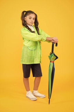 Yağmurluğunu şemsiyeyle eşleştir. Öğrenci kız yağmurluk giyer. Küçük liseli kızlar yağmurlu günlerde suya dayanıklı kıyafetler giyerler. Sevimli liseli kız bahar havası için kendini güvende hissediyor. Su geçirmez konsept