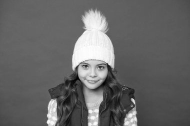 Gelmiş geçmiş en iyi kıyafet. Rahat bir şekilde örülmüş neşeli bir çocuk. Çocuklar için kış modası. çocukluk mutluluğu. Mutlu kış tatili aktiviteleri. Hava tahmini. Yüksek kalite örgü. Sıcak ve mutlu hissediyorum.