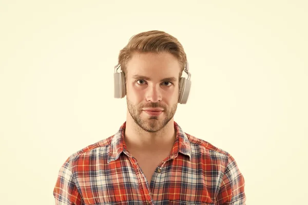 Audio guide. Son parfait. Écoutez de la musique pour la motivation. Liste de chansons préférées. Casque sans fil. Concept de casque moderne. Homme beau gars écoutant musique casque gadget. Parcours de podcast — Photo