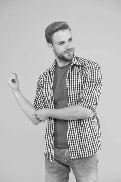 Homem barbudo em estilo casual moderno. Retrato de homem bonito. Cabelo facial e conceito de cuidados com a pele. Roupas para a vida diária. Bonito homem sem barba rosto e cabelo elegante. Caucasiano homem amarelo fundo — Fotografia de Stock