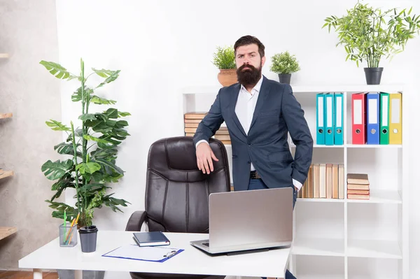 Ofise dönüyoruz. Adam covid-19 'dan sonra işyerine dönüyor.