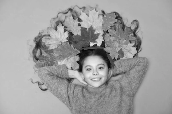 Feuchtigkeitsspendende Maske. Haarpflegetipps ergänzen die Herbstroutine. Kleines Mädchen kleines Kind wunderschöne lange Haare und gefallene Ahornblätter. Tiefenkonditionierung zur Bekämpfung von Statik und Verwicklungen, die mit einem Sturz einhergehen — Stockfoto