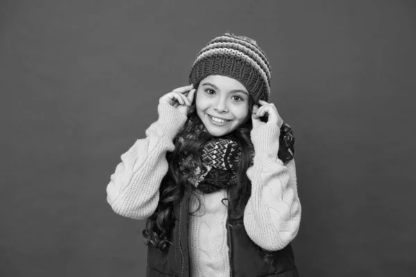 Design elegante per il massimo comfort. Modello di moda con look carino. Sorriso felice bambino in stile moda. Moda e stile. Tendenze alla moda per stagione fredda. Rimani di moda durante le vacanze invernali — Foto Stock