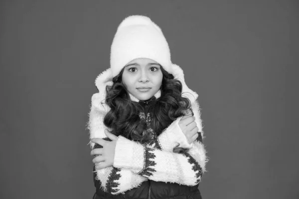 Soğuk hava. Yünlü örgü şapkalı çocuk. Çocuklar yetişkinlerden daha çok üşümeye meyillidir. Kış modası. Küçük kız uzun kıvırcık saçlı. Kış tatili fikirleri. Çocuklar için kış aktivitesi. Mutlu çocukluk — Stok fotoğraf