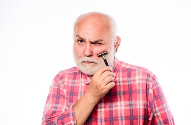 Büyüyen sakal. Berber dükkanı konsepti. Berber antika ekipmanları. Berber salonu. Keskin bir bıçak. Pürüzsüz, temiz ten. Sakallı yakışıklı berber dikkatli bir şekilde sakal tıraşı yapar. Sakal tıraşı.