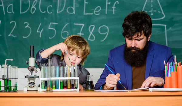 Lehrer und Junge im Chemielabor. Studium der Chemie und Biologie. Studieren ist interessant. Bildungsarbeit durch Erfahrung studieren. Ich liebe das Lernen in der Schule. Persönliches Beispiel und Inspiration — Stockfoto