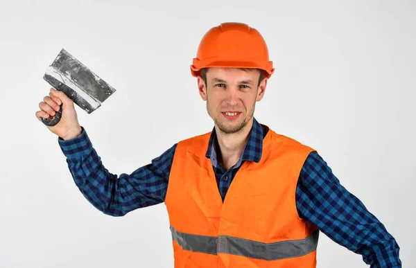 Człowiek tynkarz z narzędziami nosić ochronny twardy kapelusz, koncepcja pracownika gości — Zdjęcie stockowe