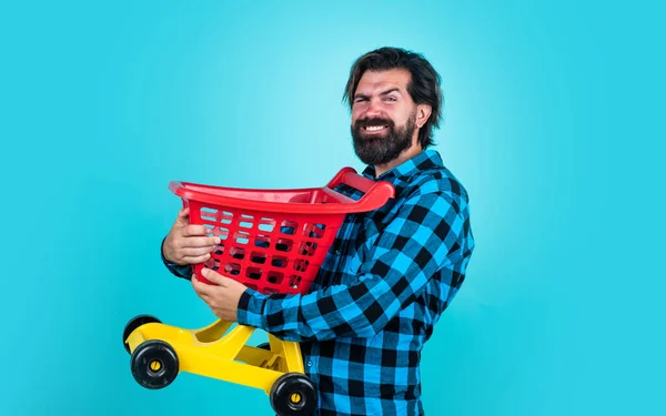 Retrato de un hombre maduro de pie con un carrito de compras, compras — Foto de Stock