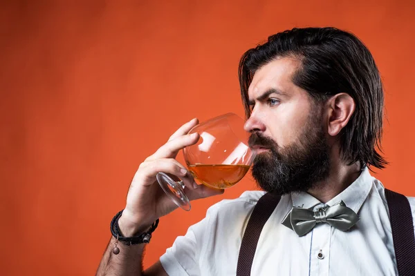 Dojrzały mężczyzna barman pije twardy alkohol ze szkła, kawaler — Zdjęcie stockowe