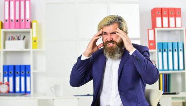 İş adamı baş ağrısı hisseder. Stresli bir hayat. Sık sık baş ağrısı ya da migren krizleri geçirin. Hayattaki en büyük stres yaratan işlerden biri. Stres azaltma mekanizmaları. İşadamı baş ağrısı çekiyor.