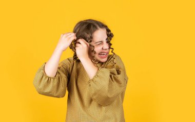 Parlak buklelerin tadını çıkarıyorum. Şekil vermek için yağ kremi. Kuaför malzemeleri. Parti için saç stili. Güzel, sağlıklı saçlar. Moda ve güzellik. Küçük kız kuaför salonu. Küçük kıvırcık saçlı çocuk