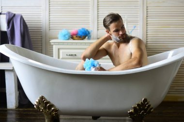 Banyoda banyo yapan düşünceli bir adam var.