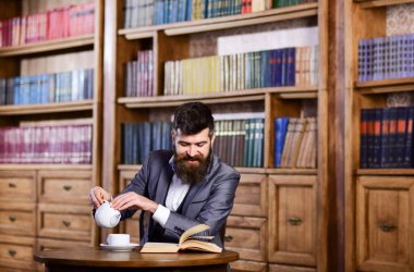 Gül, rahatla, zevk, eğlence, hobi konsepti. Gülen suratlı olgun bir adam çay içer..